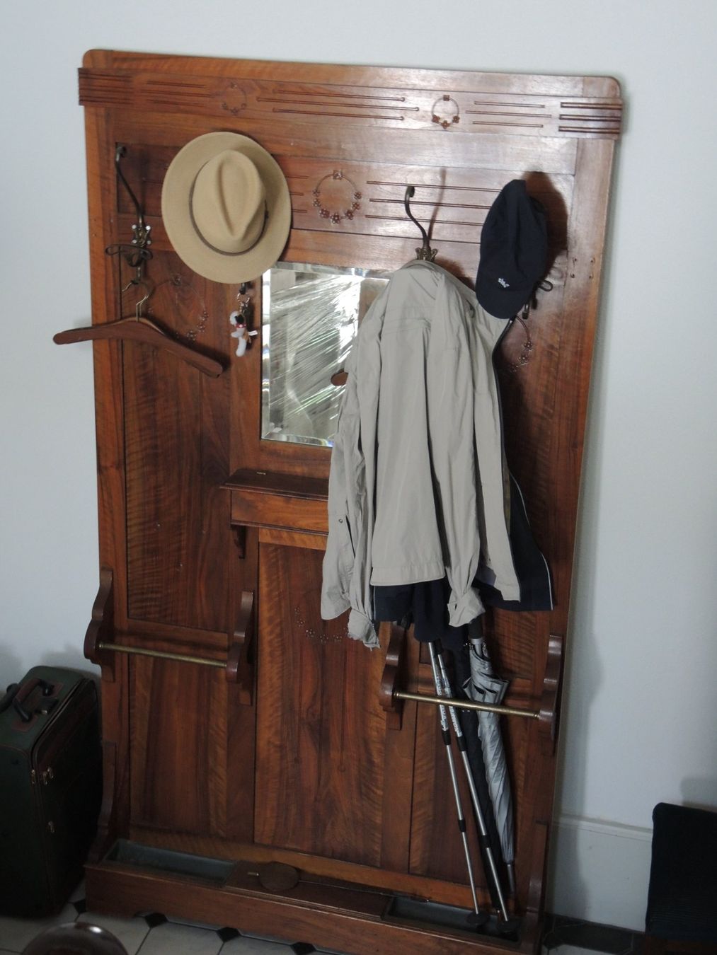 Garderobe: Garderobe  (Cafe Garderobe) – Gebraucht aus Oberhofen am Thunersee von buebeneggwaren