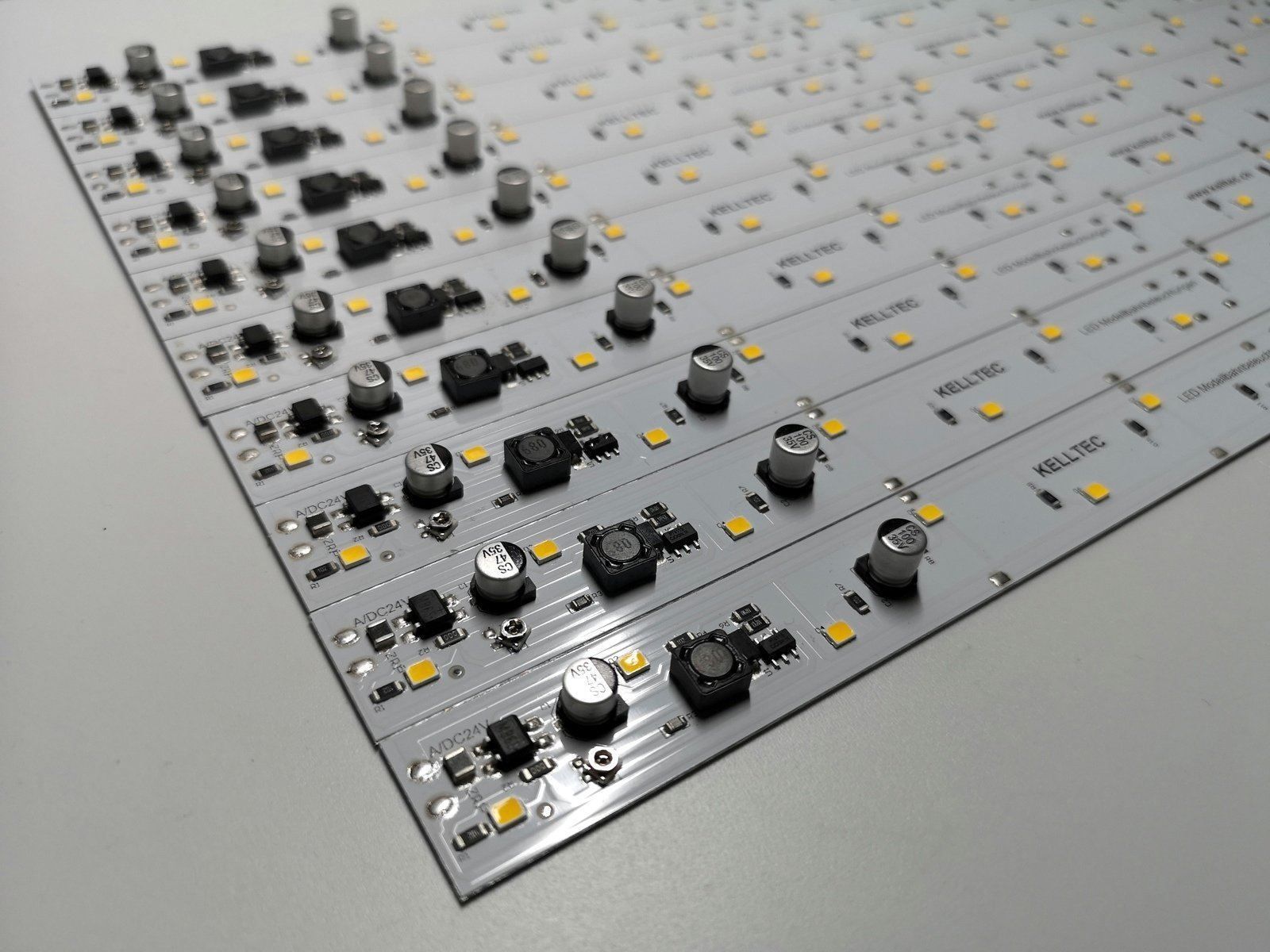 Viessmann Modellini di ferrovie: 10 Stk. KELLTEC 570mm LED Stäbe warmweiss dimmbar 24V AC/DC – Nuovo (secondo la descrizione) da Dittingen venduto da Beamsplitter 2