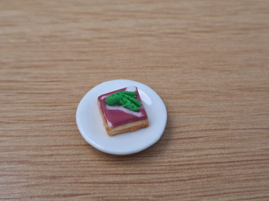 Case e mobili per bambole: Bündnerfleisch Canape auf Keramik Teller, Handmade – Nuovo (secondo la descrizione) da Zürich venduto da HandmadeTinyFood 2