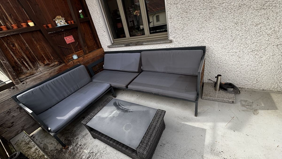 Divani: Outdoor Ecklounge mit Polstern (massiv) – Usato da Fisibach venduto da Fisisale 1