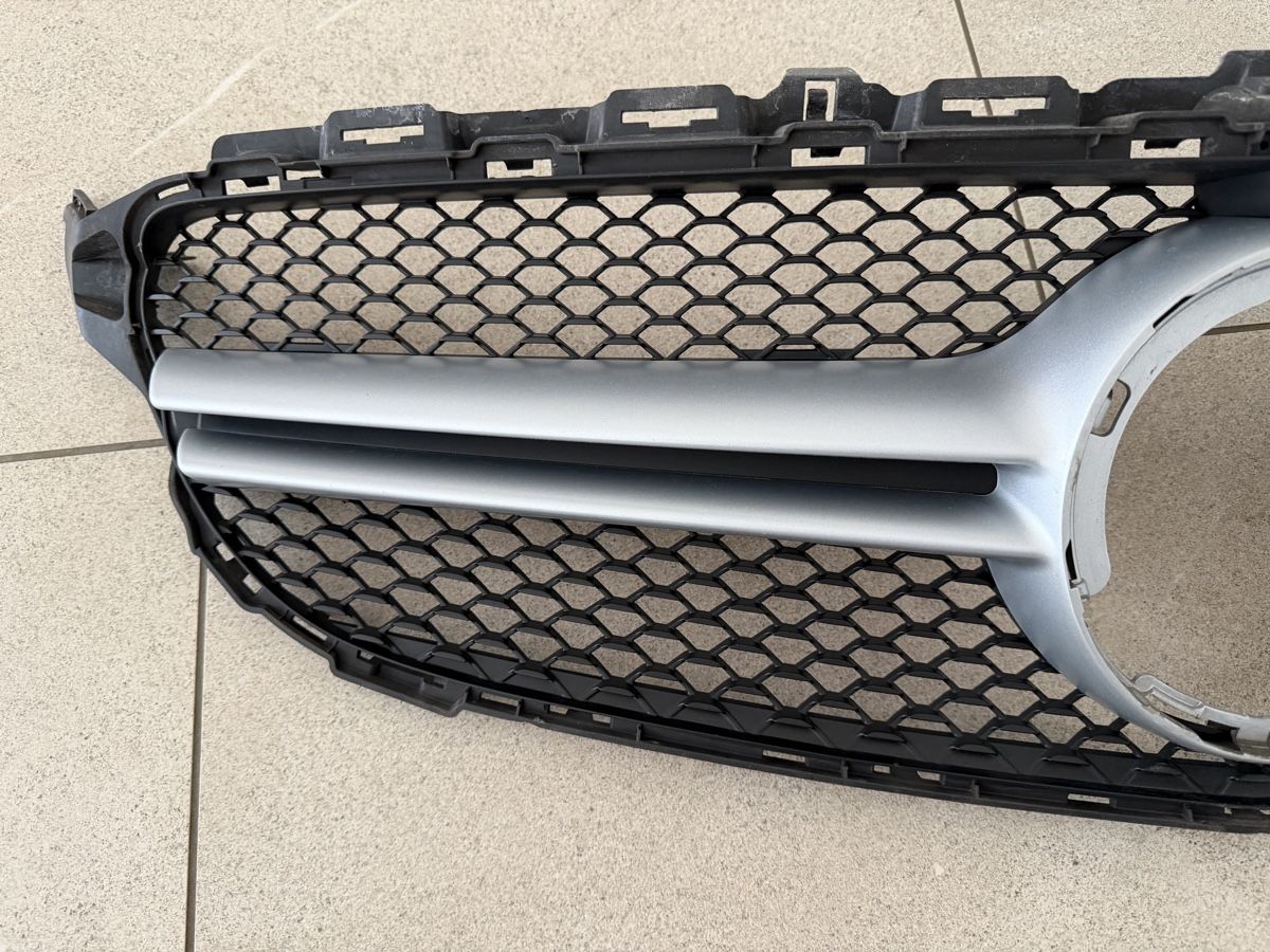 Mercedes-Benz Tutti pezzi di ricambio auto: C43 AMG Grill – Usato da St. Gallen venduto da wastmo 2