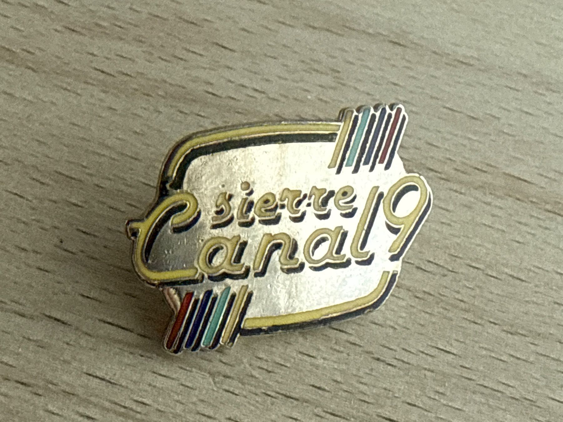 Plaketten & Abzeichen: Pin Sierre Canal 9 – Gebraucht aus Glattbrugg von Schweigmatt