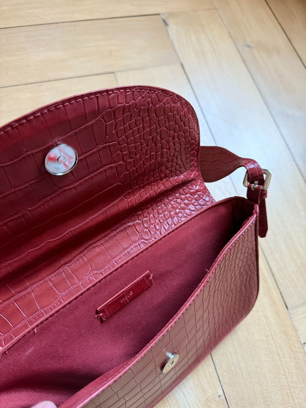 Mango Borse da donna: MANGO - Schultertasche weinrot in Kroko-Optik – Usato da Zürich venduto da Diazaio 1