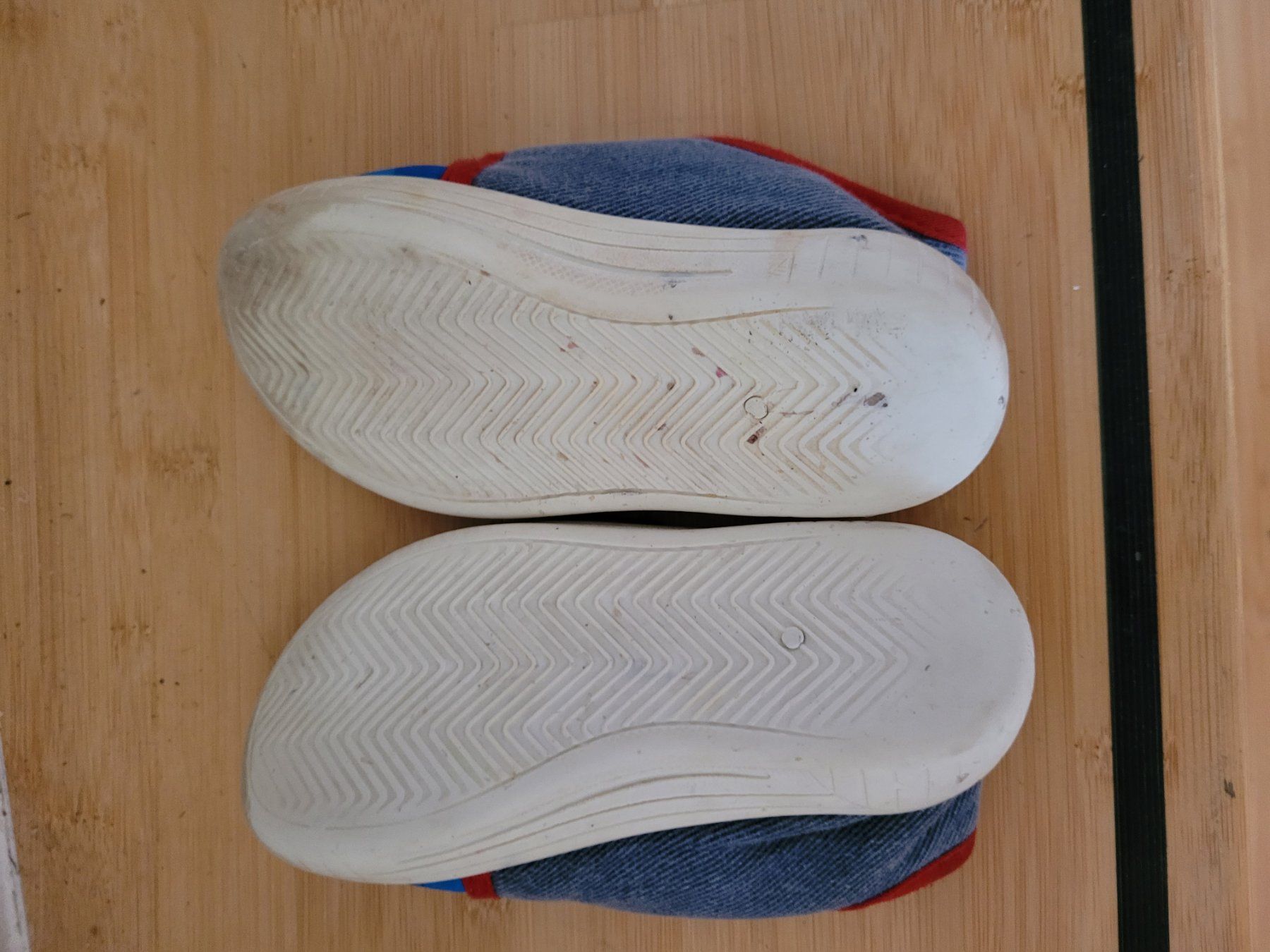 Chaussures garçon: Hausschuhe Grösse 25 – D'occasion à Winkel par Tongabonga 1