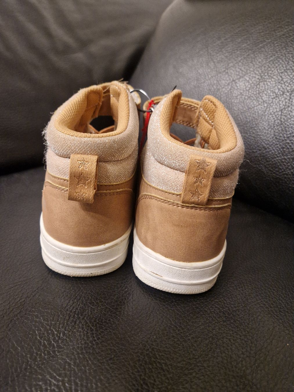 Scarpe per ragazzi: Baskets lumineuses taille 35 – Usato da Penthaz venduto da Sosotroc 1