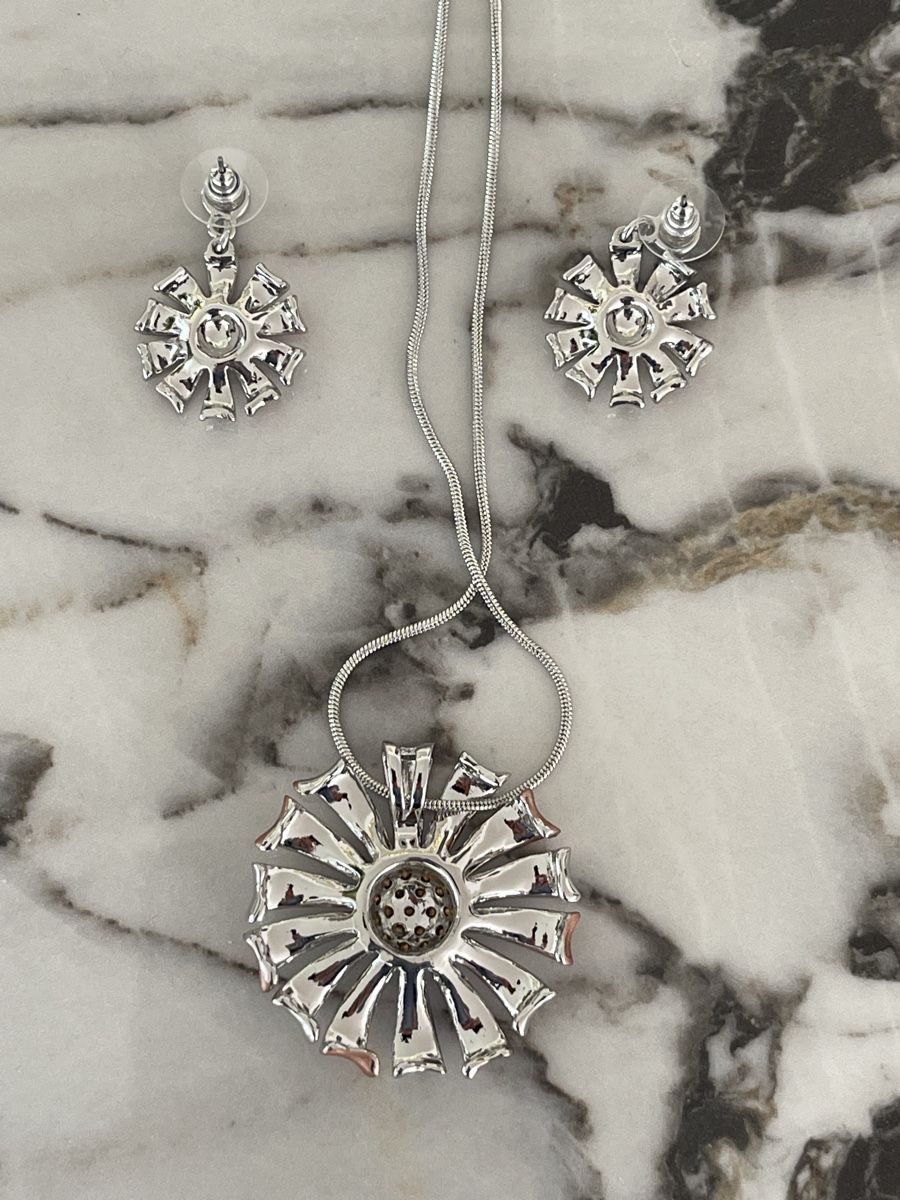 Altri gioielli: Schmuckset Blume, Kette und Ohrringe – Nuovo (secondo la descrizione) da Meisterschwanden venduto da GleMar 1