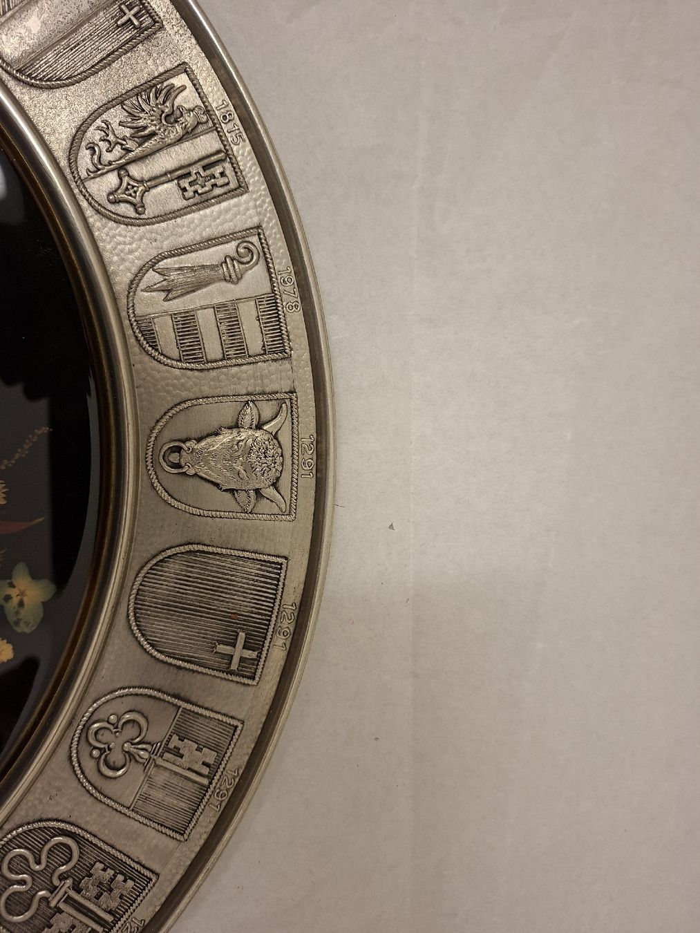Tutte le decorazioni: Wandteller mit Blumen und Schweiz Wappen,  – Usato da Olten venduto da Mezopotamya 2