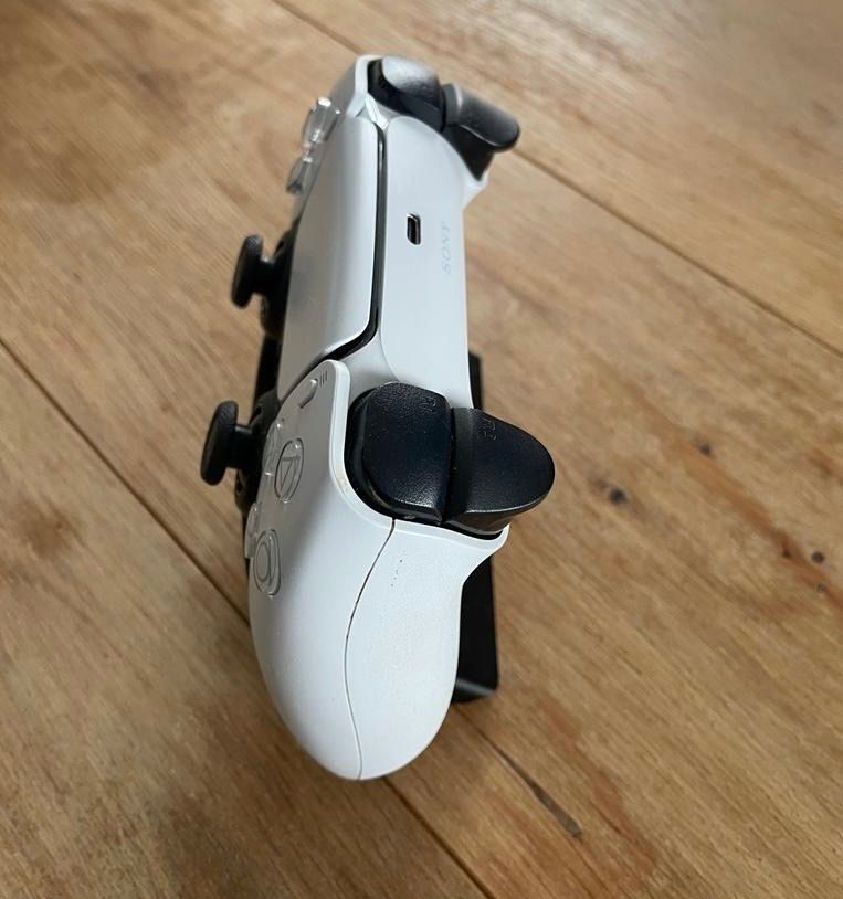 Sony Console: Support Manettes PS5 DualShock 5 – Nuovo e nell'imballaggio originale da Montreux venduto da Space_koaster 2