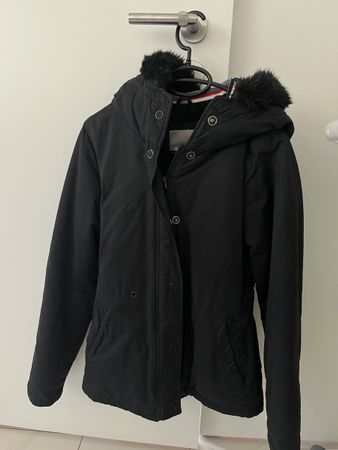 Bench Winter Jacke, XS, Schwarz mit Kapuze Top Zustand!