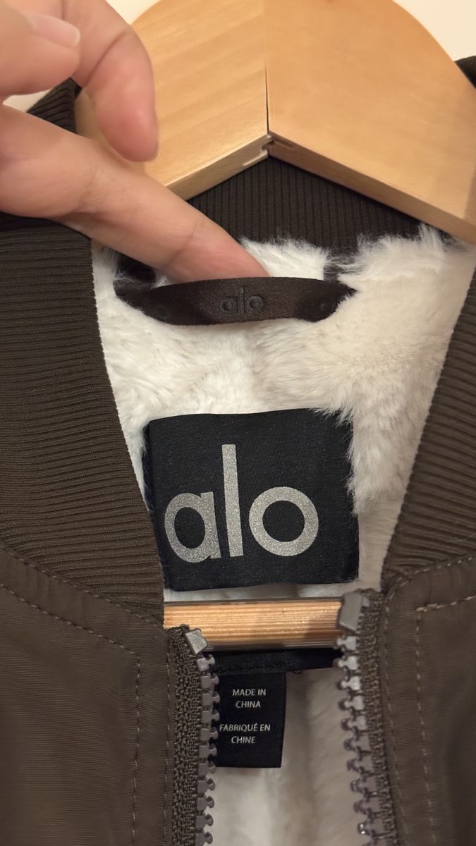 Alo Yoga Jacken: Alo Yoga Winter Jacket – Gebraucht aus Grosshöchstetten von 532_9cyd 7
