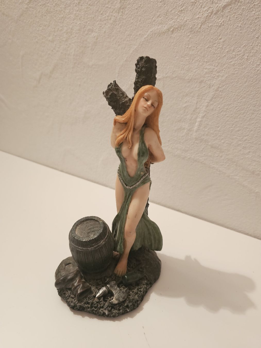 Figuren: Dekorative Frauenfigur an einen Baum gebunden – Gebraucht aus Meisterschwanden von Luluku 1