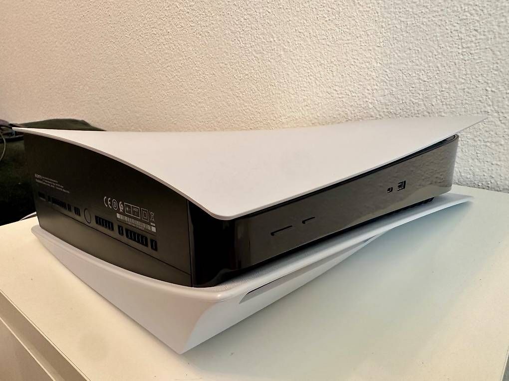 Sony Consoles: PS5 Disk Version + 2 Controller + Game – D'occasion à Luzern par RamErn 1