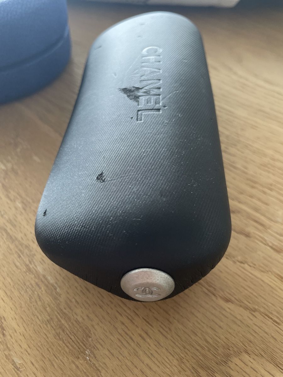 Vitrinen: Chanel glasses case and Piaget box – Defekt aus Neuchatel von shi_9fzw 5