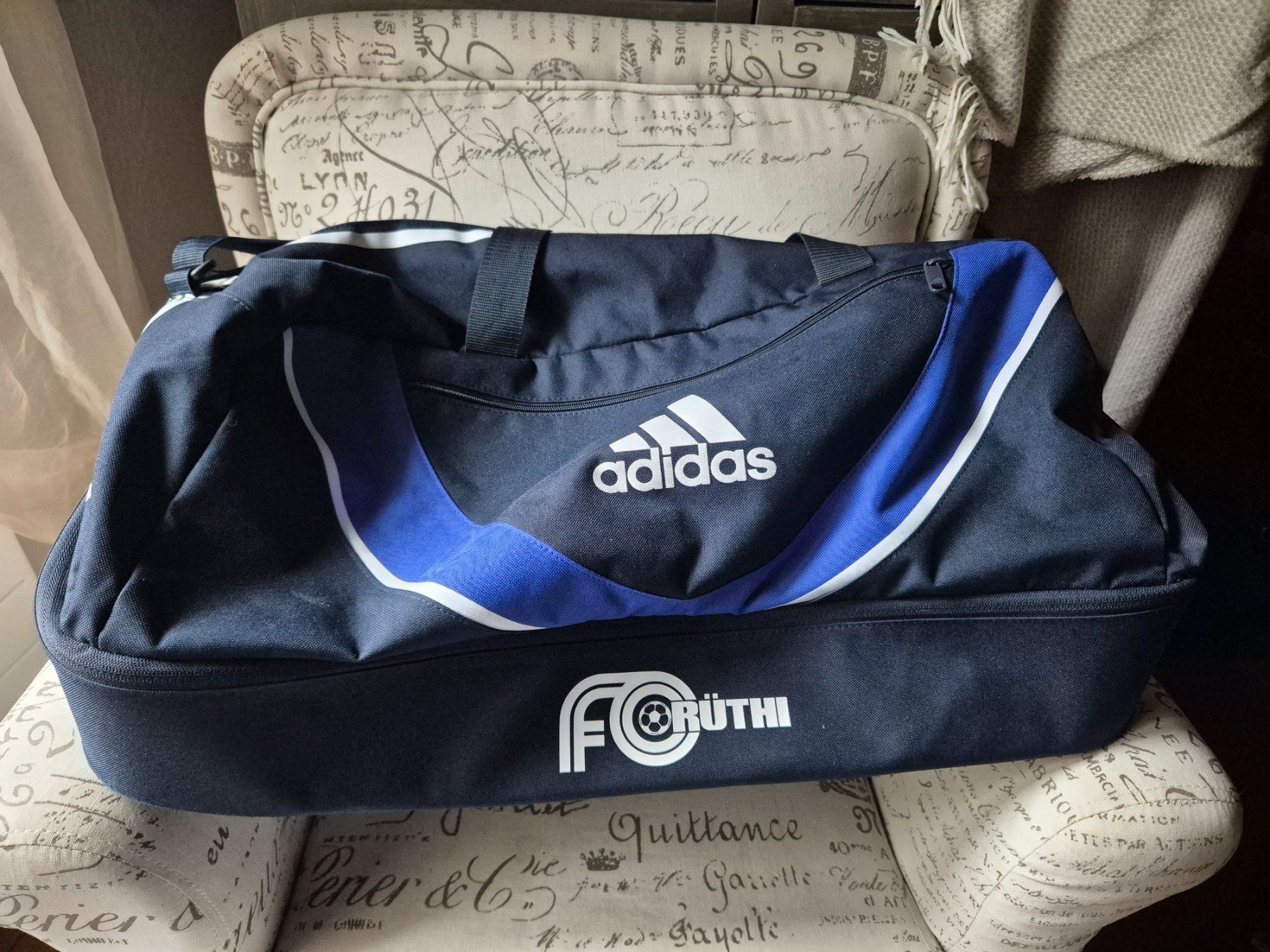 Adidas Taschen: Sporttasche Adidas – Neu (gemäss Beschreibung) aus Rüthi (Rheintal) von alphabettagamma
