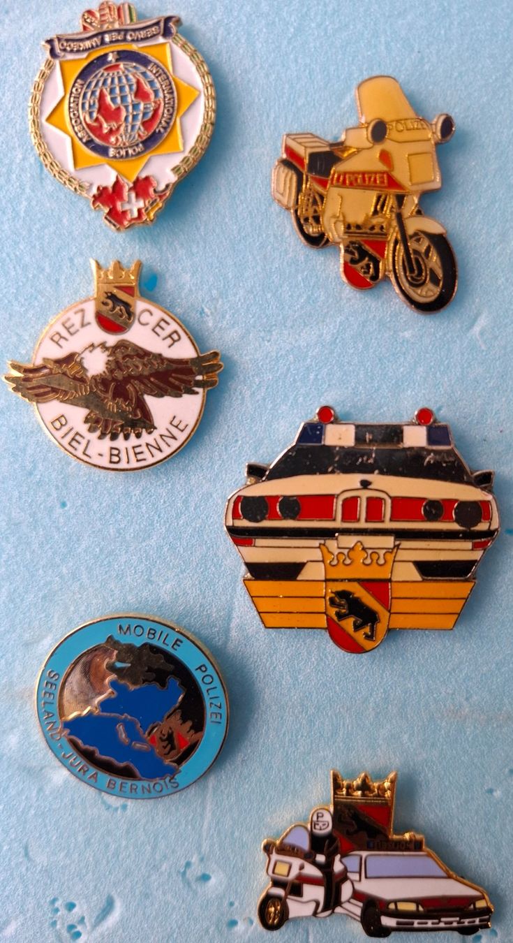 Placchette & Badge: 12 Pins der Kanonspolizei Bern – Usato da Grenchen venduto da Schlussliecht 1