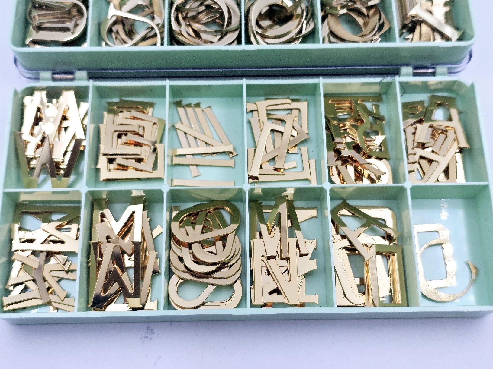 Alle Dekorationen: Goldene Buchstaben Gucci – Gebraucht aus Bassersdorf von AnkerWatch 1