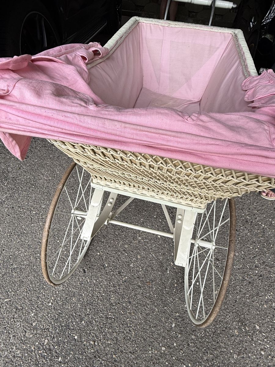Carrozzine: Antiker Kinderwagen aus Korb mit Rädern – Usato da Niederhasli venduto da R__A 7
