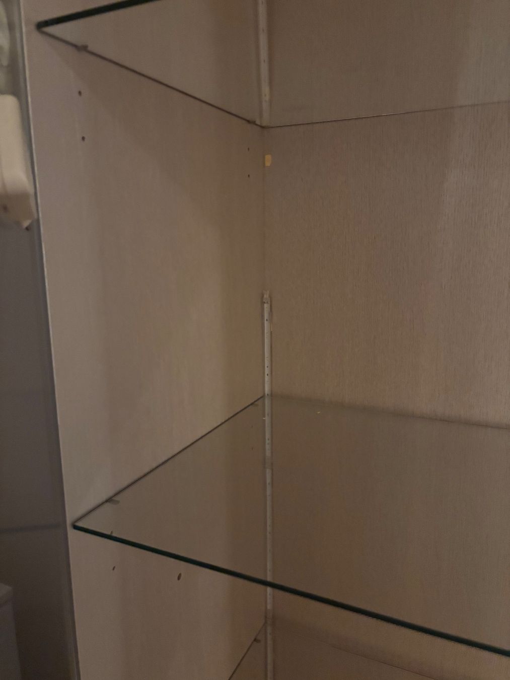 Vetrine: Glasvitrine mit Beleuchtung hellgrau – Usato da Altstätten SG venduto da jen_5sms 3