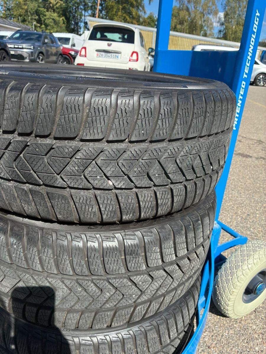 Pneus & Roues: Pirelli Winter 225/40R18 – D'occasion à Zürich par nat_ftl5