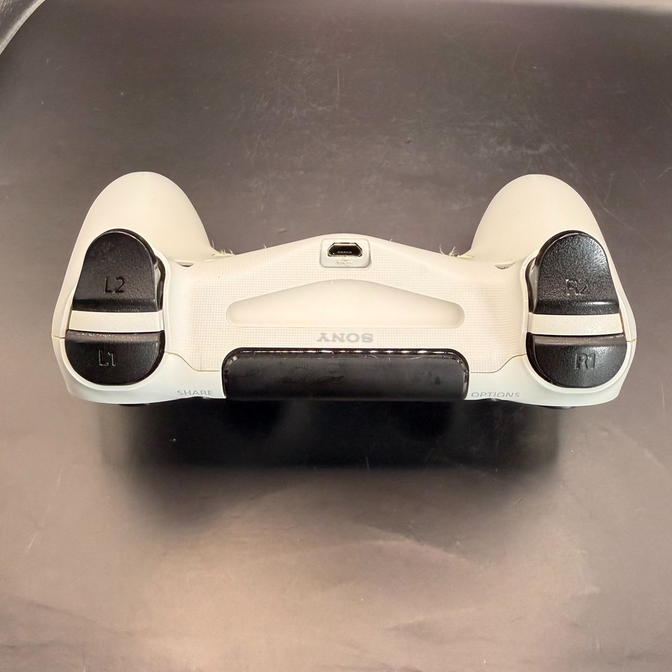 Sony Controller: Playstation 4 Controller Weiss Gummi Defekt – Usato da Düdingen venduto da Nerdworld 3
