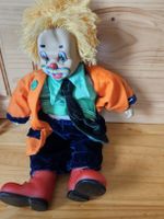 Plastikpuppe Clown mit Hut und bunter Kleidung gebraucht