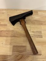 Altes Feuerwehrbeil mit Holzstiel und Lederschutz – Vintage