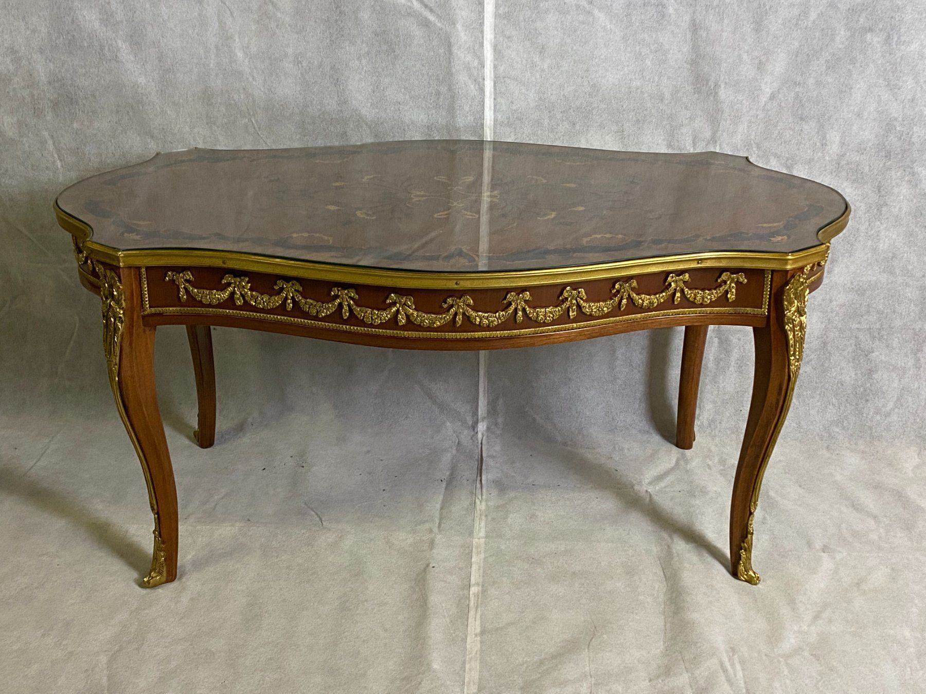 Tische: Table de salon de style Louis XV  marqueterie. – Gebraucht aus geneve von louisart 1