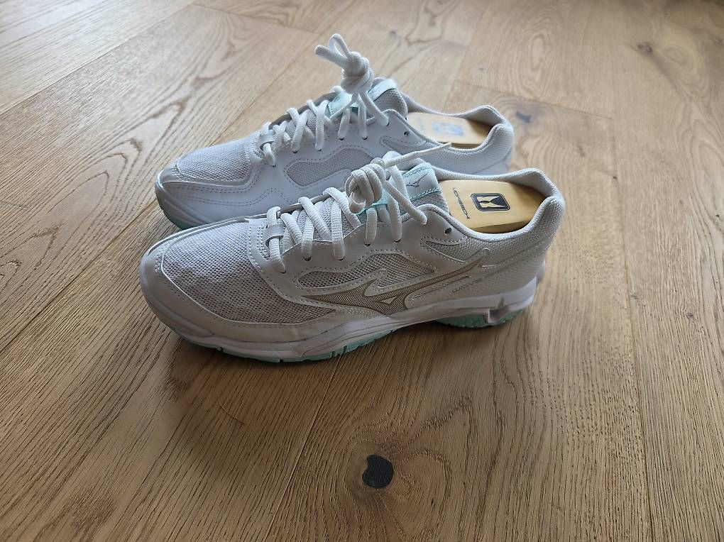 Scarpe da uomo: Mizuno Hallenschuhe Gr.39 – Usato da Jona venduto da pau_g7rc 1