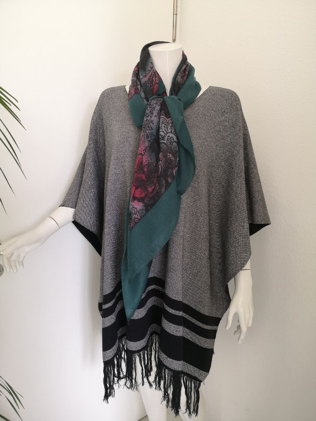 Foulard & Sciarpe: 🤩SCHAL GRüN MIT BLUMENMUSTER ROT – Usato da Olten venduto da Naja-Twins-Twins 6