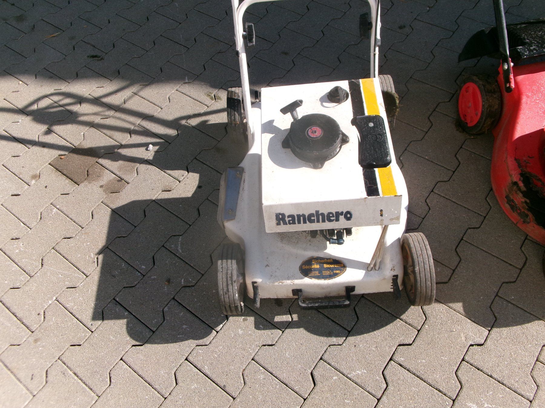 Rasenmäher: Benzin -Rasenmäher -  2 Stück  - – Defekt aus Eschenbach SG von GM-29 2