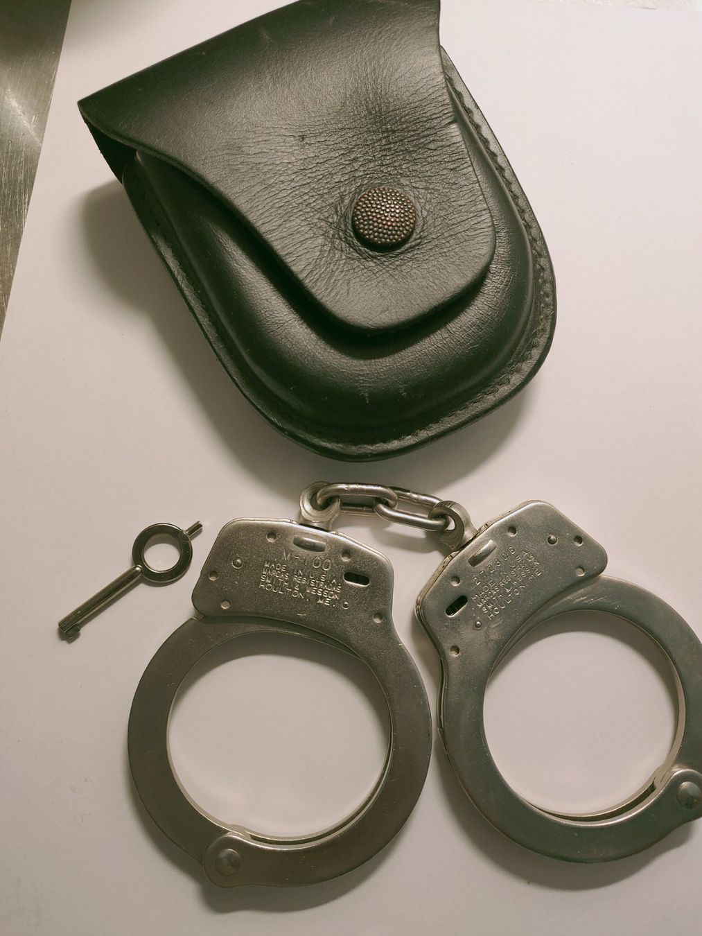 Altro per Eventi aziendali & Feste: Original Smith & Wesson Handschellen mit Tasche & Schlüssel – Nuovo (secondo la descrizione) da Oberwil Lieli venduto da 560amg