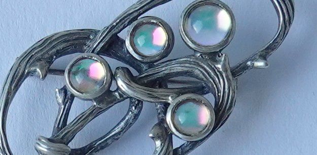 Lalique Spille & Fermagli: Broche Lalique  Silber 925 und Cabochons – Usato da Brunnen venduto da brocundfloh 3