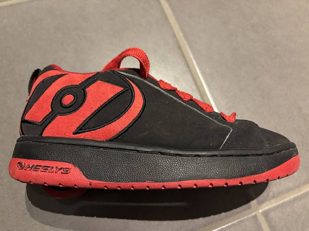 Patins à roul. & inline: Heelys Schuhe mit Rollen Grösse 35  – D'occasion à Riaz par economie_circulaire 2