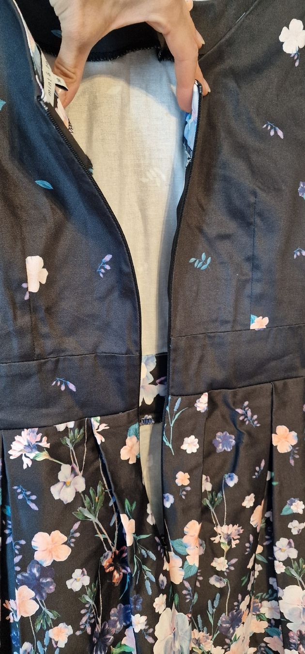 Mint & Berry Vestiti: Mint & Berry Kleid, Gr. 38, Blumenmuster – Usato da Romanshorn venduto da REALJessiB 2