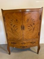 Antiker Schrank Nussbaum mit Intarsien und Schublade