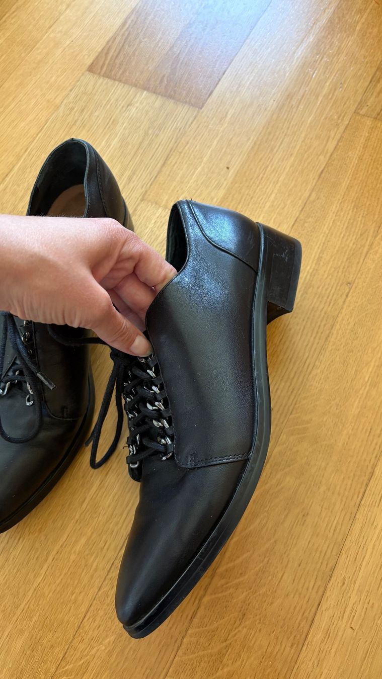 Scarpe da donna: Schwarze Schuhe mit Ketten-Detail – Usato da Neuenhof venduto da pfiffoltra 3