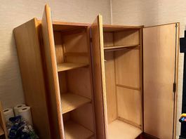 Kleiderschrank mit Regalen