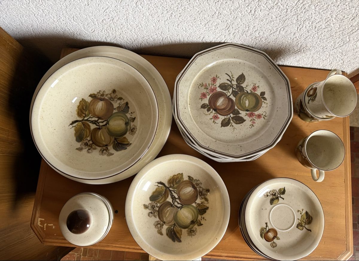 Set di piatti: Geschirr Set – Usato da Rickenbach Sulz venduto da pbf9 1