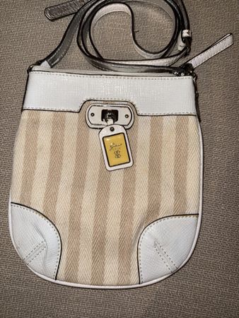 Elegante Guess Umhängetasche mit Streifenmuster, neuwertig