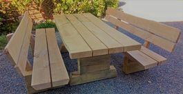 Gartentisch mit Bänken , komplette Garnitur zu verkaufen