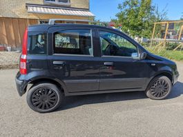 Fiat Panda Kleinwagen schwarz 5-türig guter Zustand