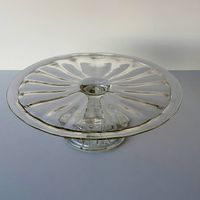 Grosse Tortenplatte aus Pressglas auf Fuss  Ø 31 cm