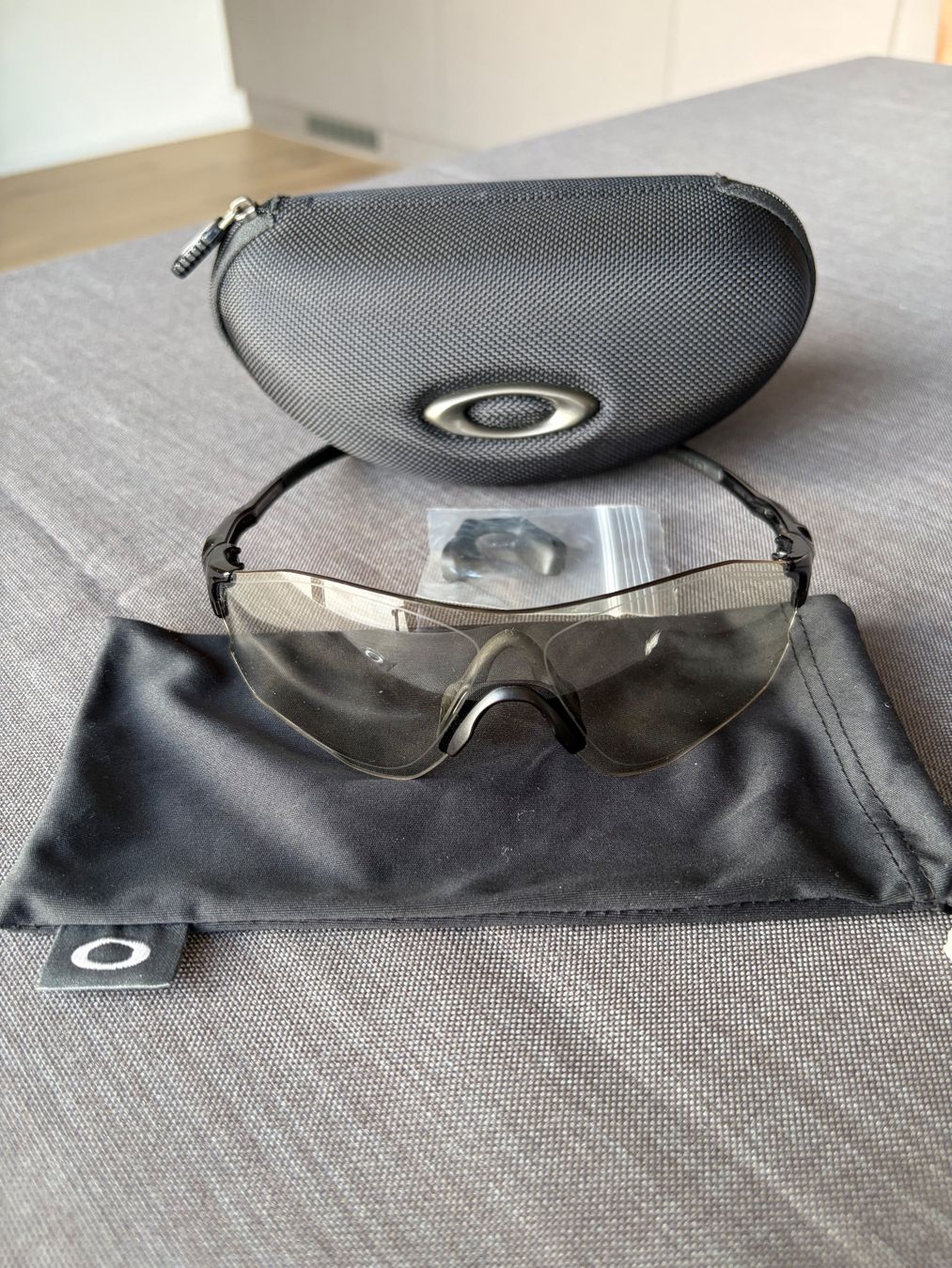 Oakley Brillen & Gläser: OAKLEY Oakley Evzero Blades Brille selbsttönend – Gebraucht aus Besenbüren von tshirt