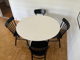 Runder Tisch mit Stühle