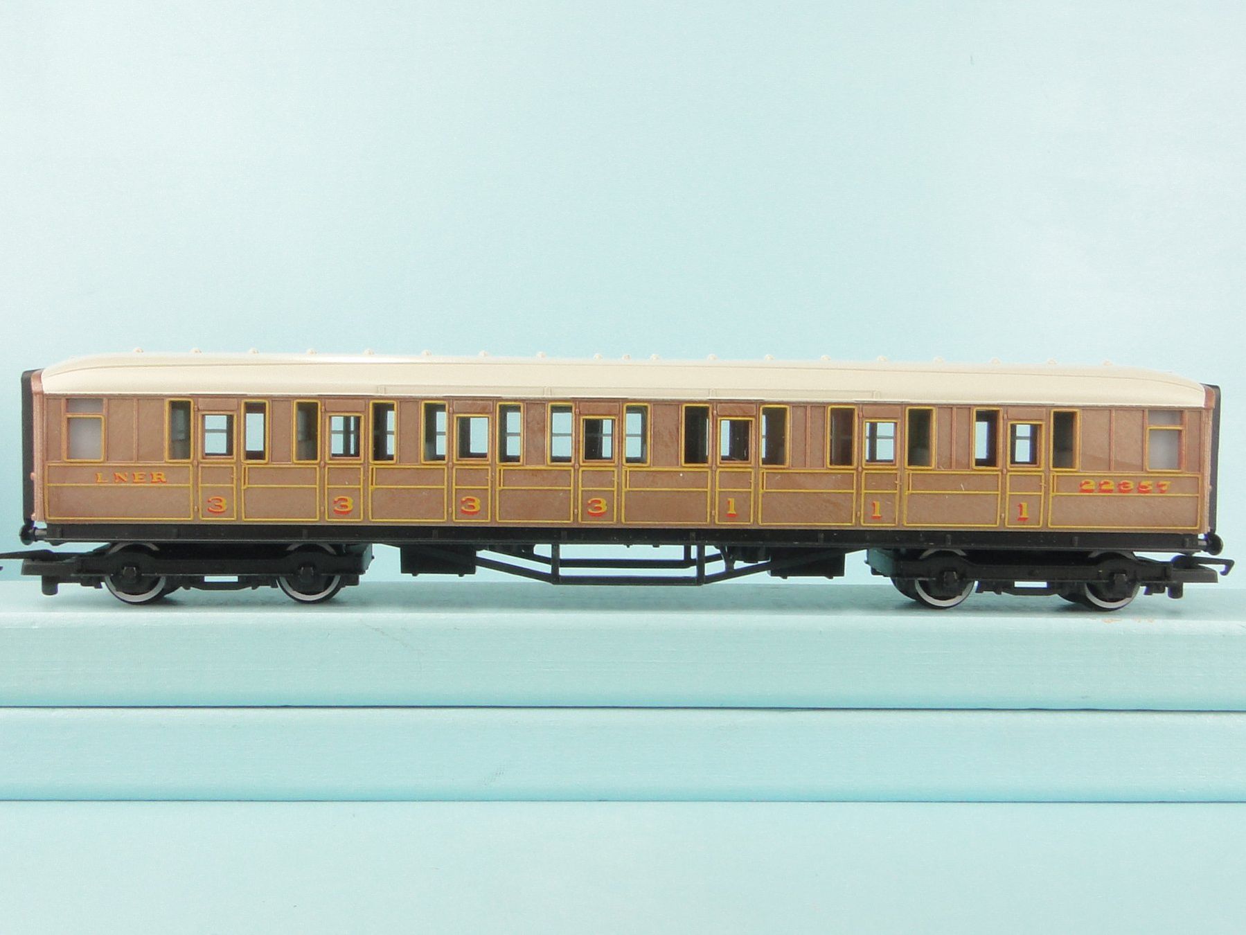 Hornby Modellini di ferrovie: Hornby R 477 LNER Coach – Usato da Bülach venduto da cann11 4