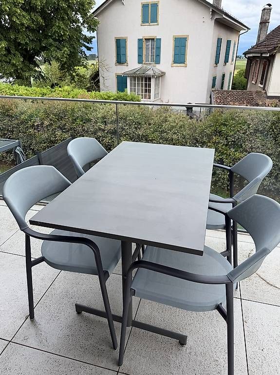 Set di tavolo e panche: Salon de jardin  Table + 4 chaises  – Usato da Bremblens venduto da ltheintz