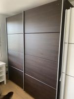 Dunkelbrauner Kleiderschrank mit Schiebetüren