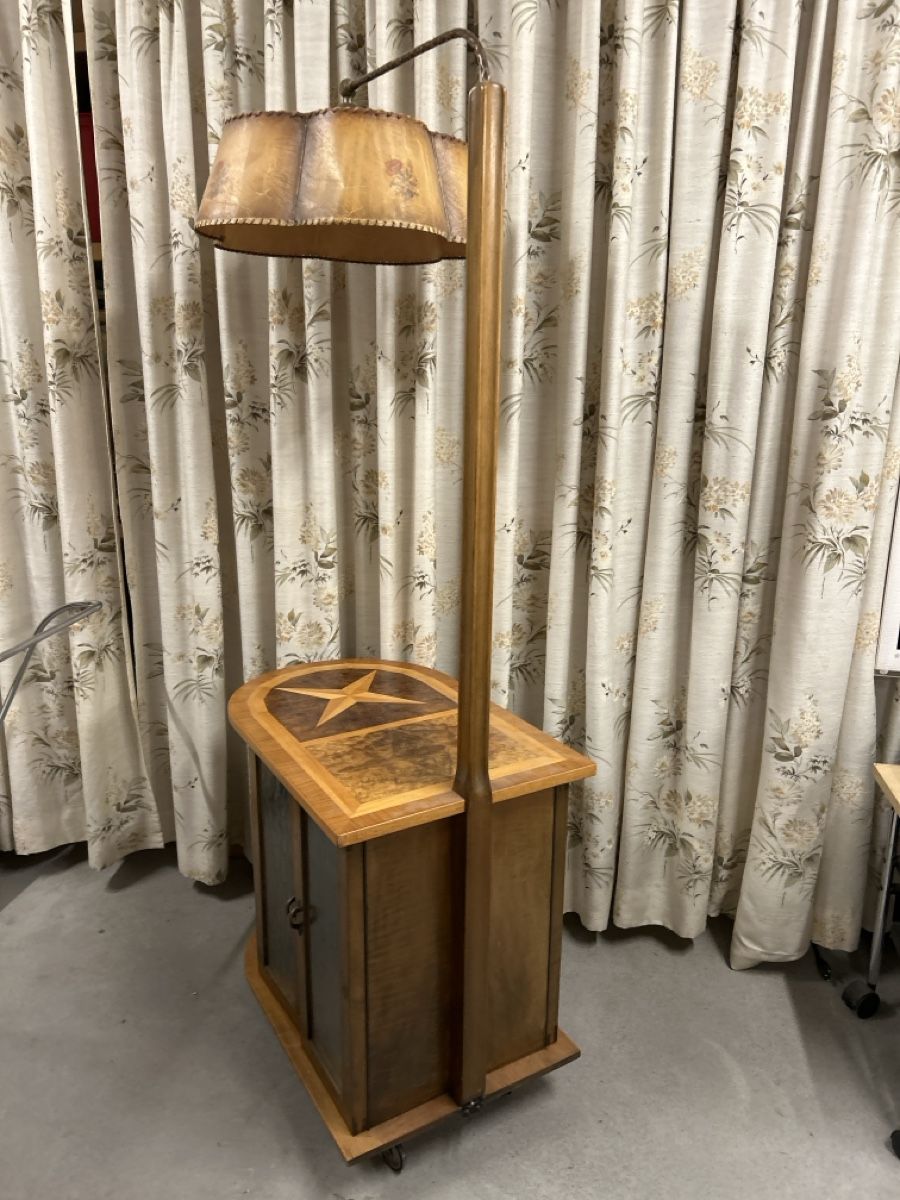 Lampade: Barmöbel mit integrierter Stehlampe – Usato da Schindellegi venduto da Stiche55 5