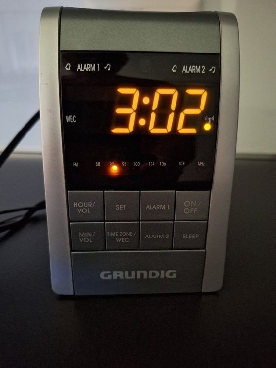 Vieux Radio Réveil Grundig Clock Boy 500 - Vintage Et Fonctionnel