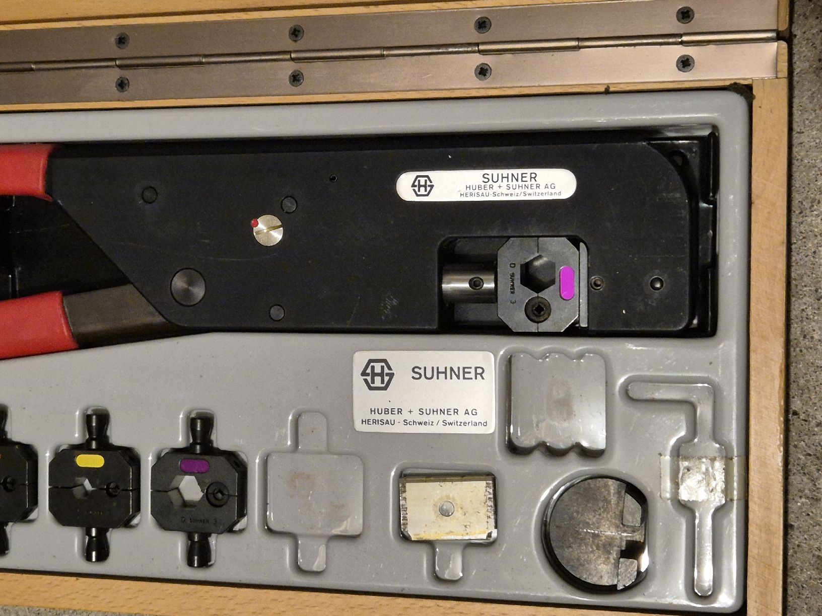 Suhner Tutti gli attrezzi: Crimpzange SUHNER CH-9100 mit Einsätzen und Koffer – Usato da Weinfelden venduto da Sladjan68 7